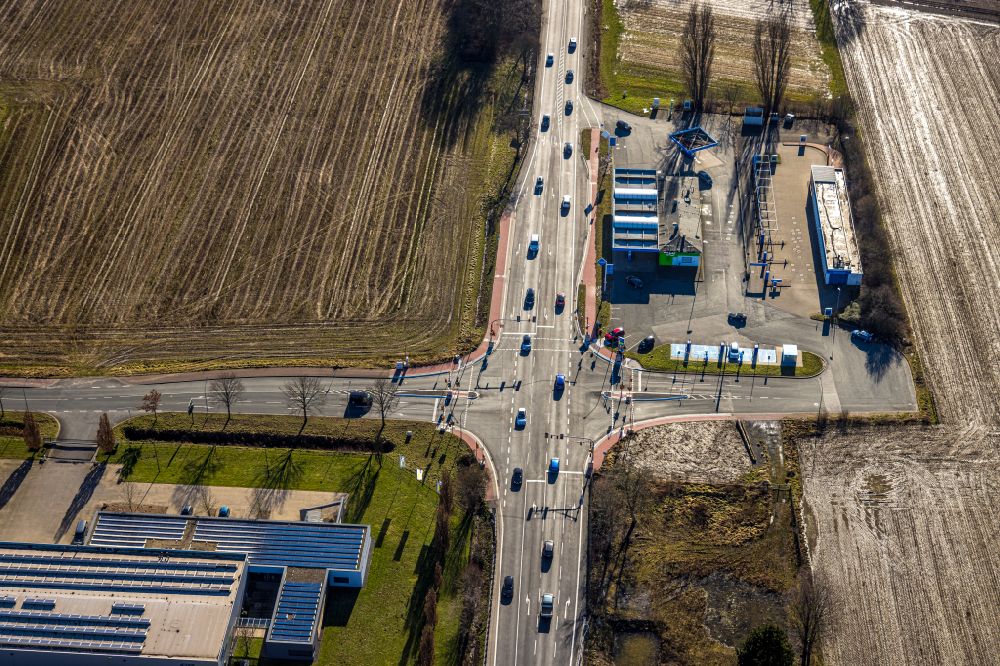 Aerial image Hamm - Road over the crossroads on street Unnaer Strasse - Werler Strasse in Hamm at Ruhrgebiet in the state North Rhine-Westphalia, Germany