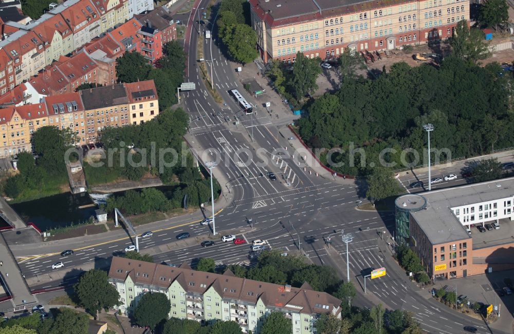 Aerial photograph Erfurt - Road over the crossroads on street Thaelmannstrasse - Trommsdorfstrasse - Stauffenbergallee in the district Kraempfervorstadt in Erfurt in the state Thuringia, Germany