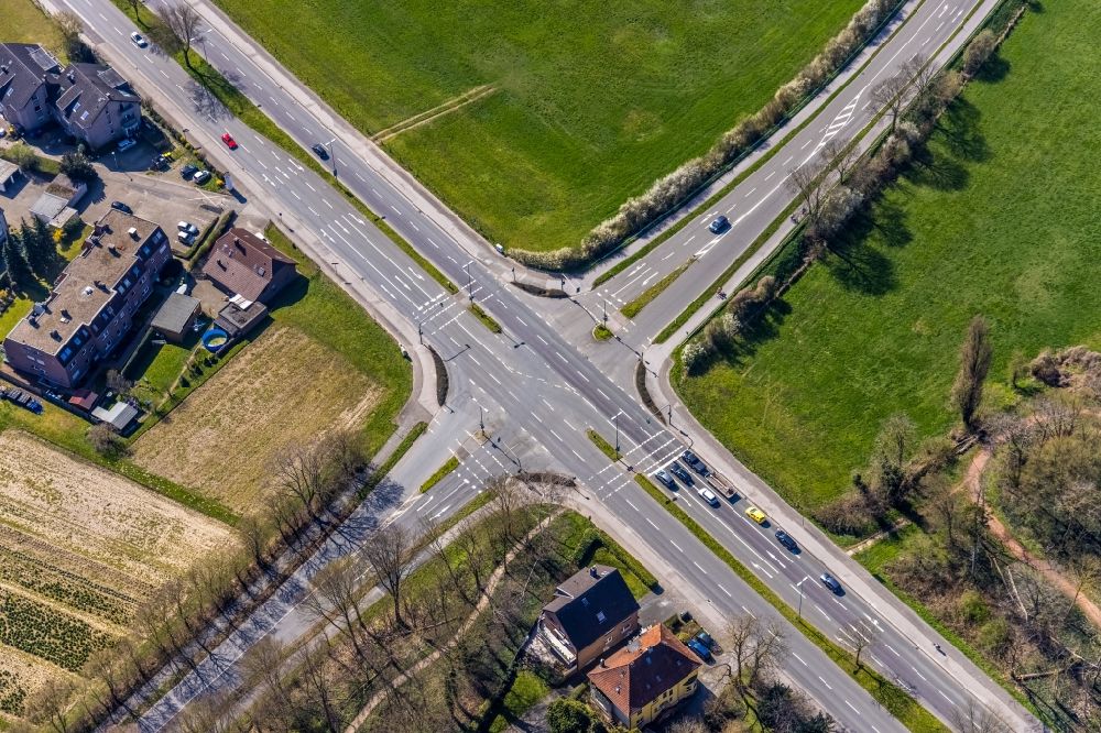 Wesel from the bird's eye view: Road over the crossroads Reeser Landstrasse - Nordstrasse in Wesel at Ruhrgebiet in the state North Rhine-Westphalia, Germany