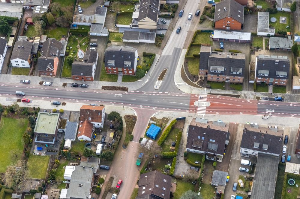 Aerial photograph Bottrop - Road over the crossroads of Schneiofstrasse - Karl-Rahner-Strasse - Schmiedestrasse in the district Grafenwald in Bottrop at Ruhrgebiet in the state North Rhine-Westphalia, Germany