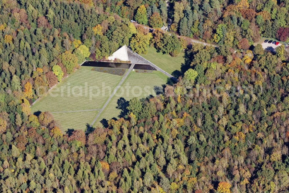 Aerial photograph München - Soldier's Cemetery at the Tischlerstrasse in Munich in the state Bavaria. The cemetery with its striking triangular concrete memorial is adjacent to the new Waldfriedhof