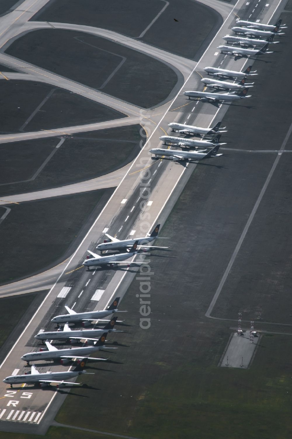 Aerial photograph Kelsterbach - Due to the crisis, passenger aircraft of the airline Lufthansa parked on the runway west in parking position on parking spaces at the airport Frankfurt Airport in Kelsterbach in the state Hesse, Germany