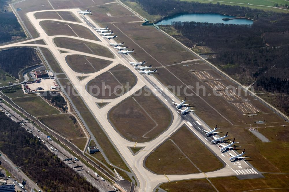 Kelsterbach from the bird's eye view: Due to the crisis, passenger aircraft of the airline Lufthansa parked on the runway west in parking position on parking spaces at the airport Frankfurt Airport in Kelsterbach in the state Hesse, Germany