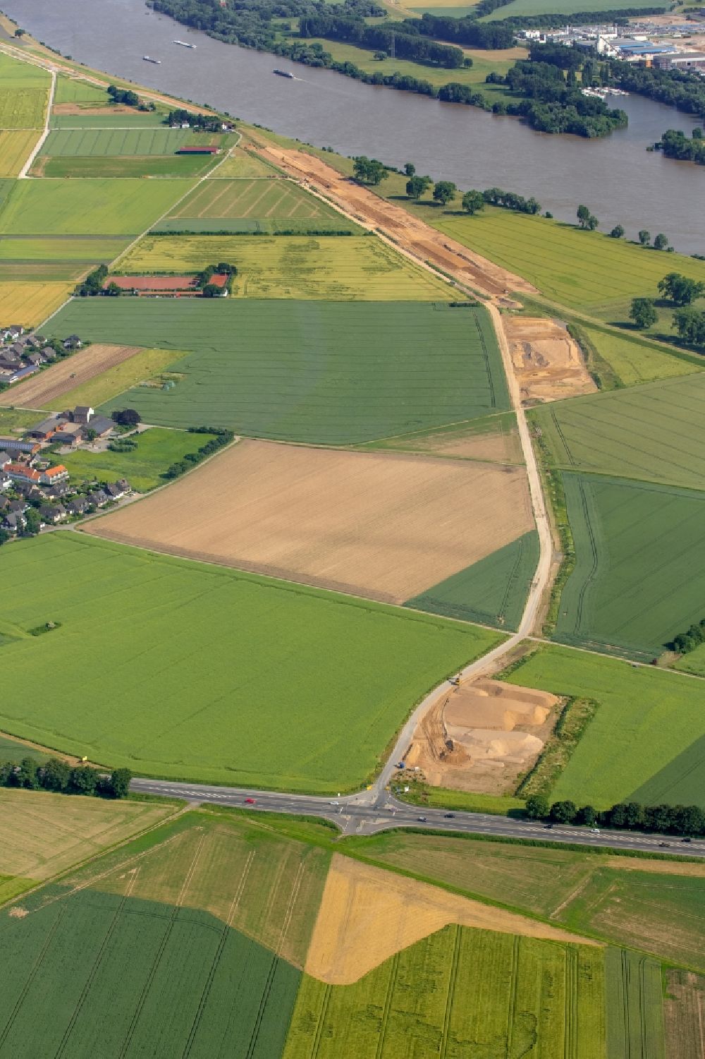 Aerial photograph Duisburg - Coastline with dike protection strips in Duisburg in the state North Rhine-Westphalia. Here the new Rheindeich at Muendelheim