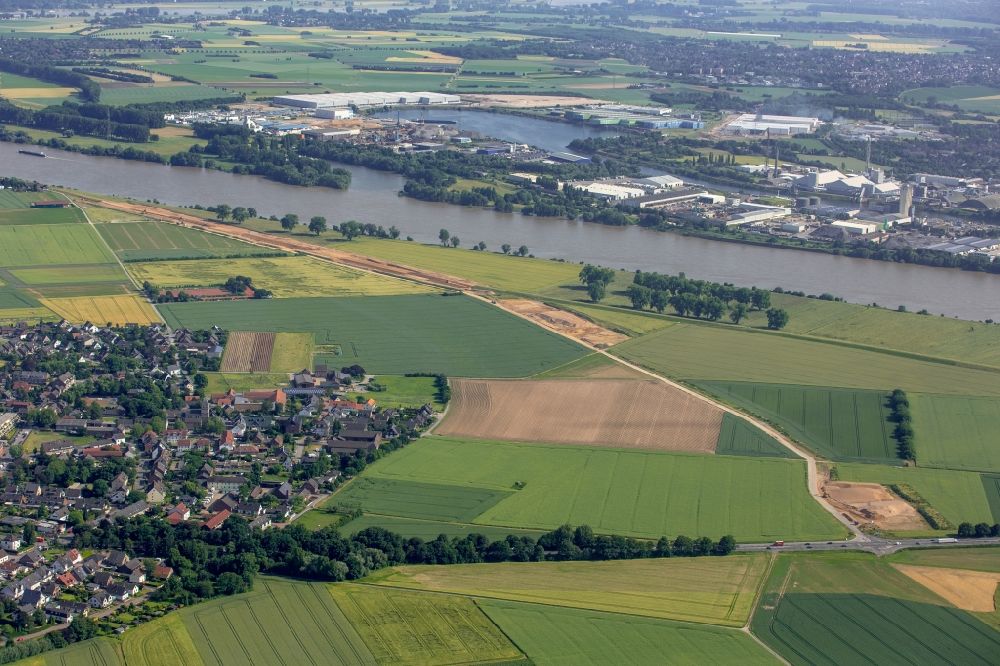 Duisburg from above - Coastline with dike protection strips in Duisburg in the state North Rhine-Westphalia. Here the new Rheindeich at Muendelheim