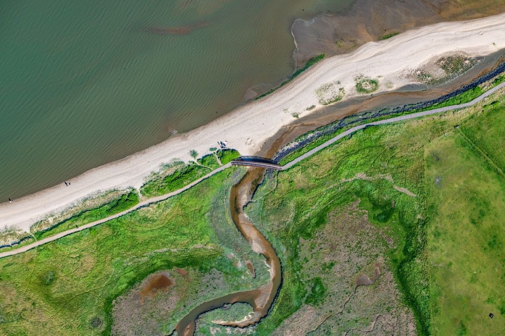 Aerial photograph Sylt - Coastal landscape with dike protection strips with the bridge of lies in Munkmarsch (Sylt) in the state Schleswig-Holstein, Germany