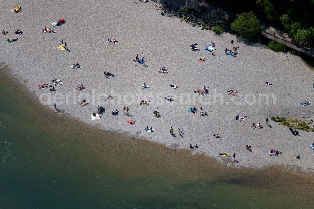 München from the bird's eye view: Coastline on the gravel beach at the river course of Isar in Munich in the state Bavaria, Germany