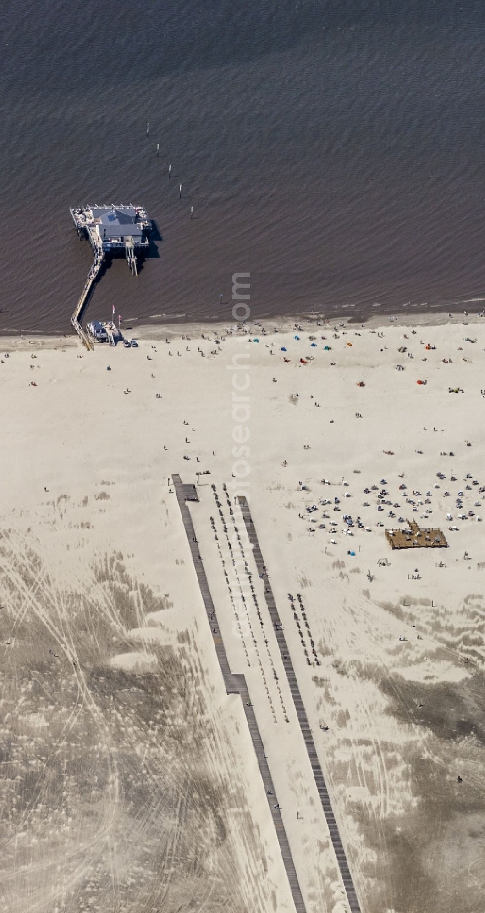 Aerial image Sankt Peter-Ording - Coastline on the sandy beach of Badestelle Ording Nord in the district Sankt Peter-Ording in Sankt Peter-Ording in the state Schleswig-Holstein