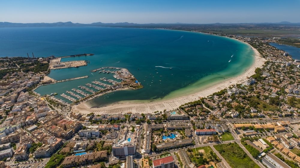 Port d'Alcudia from the bird's eye view: Coastline on the sandy beach in the Bucht von Alcudia in Port d'Alcudia in Balearic island of Mallorca, Spain
