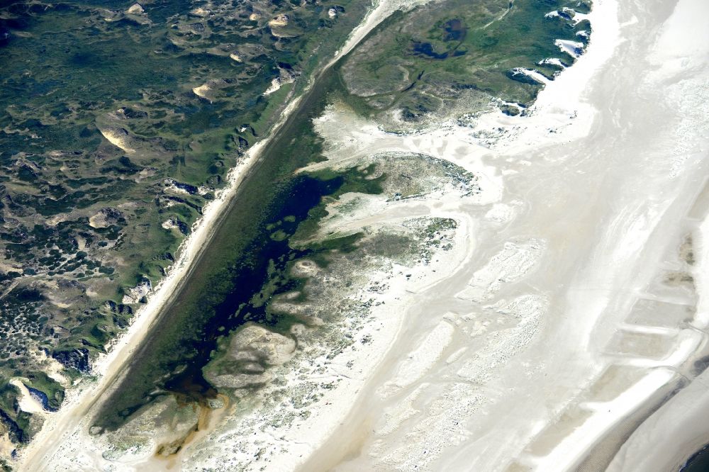 Norddorf from the bird's eye view: Coastline on the sandy beach of Nordsee- Insel Amrum in Norddorf in the state Schleswig-Holstein