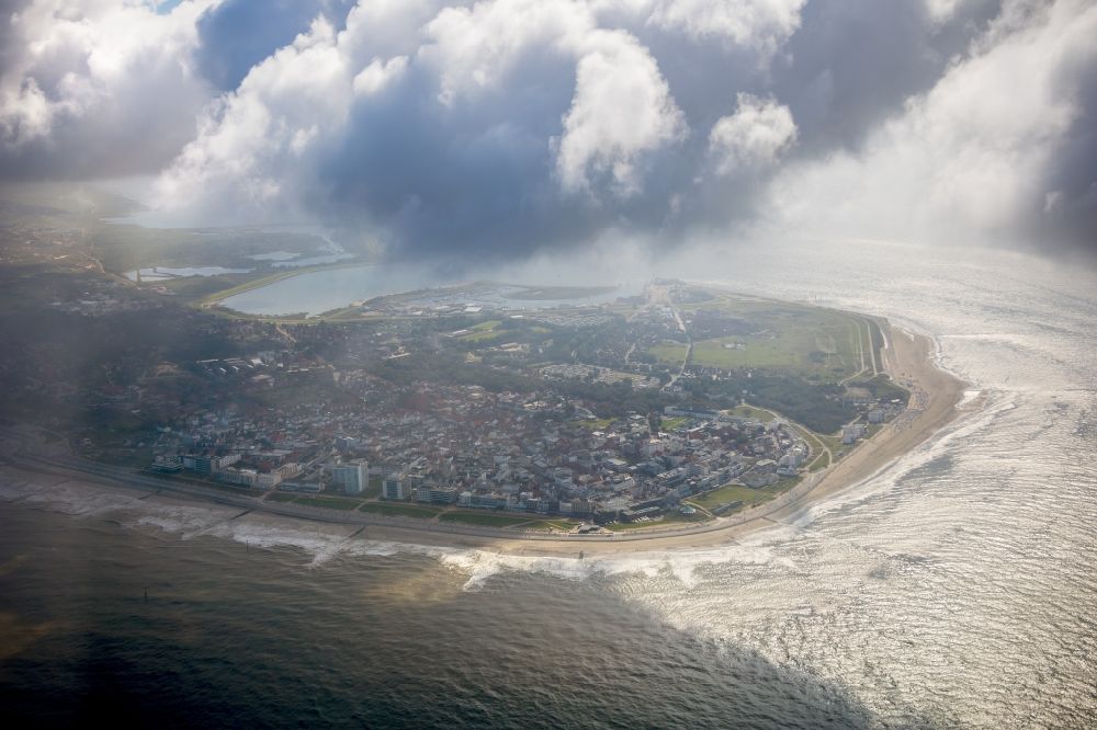 Norderney from the bird's eye view: Coastline on the sandy beach of North Sea island in Norderney in the state Lower Saxony, Germany