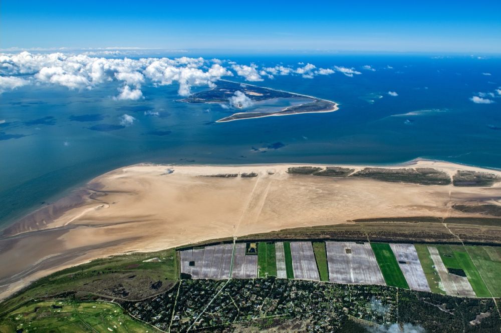 Aerial image Römö - Coastline on the sandy beach of North Sea in Roemoe at the island Roemoe in Syddanmark, Denmark