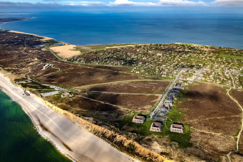 Kampen (Sylt) from the bird's eye view: Coastline on the sandy beach of the northern sea Rotes Kliff in Kampen (Sylt) at the island Sylt in the state Schleswig-Holstein, Germany