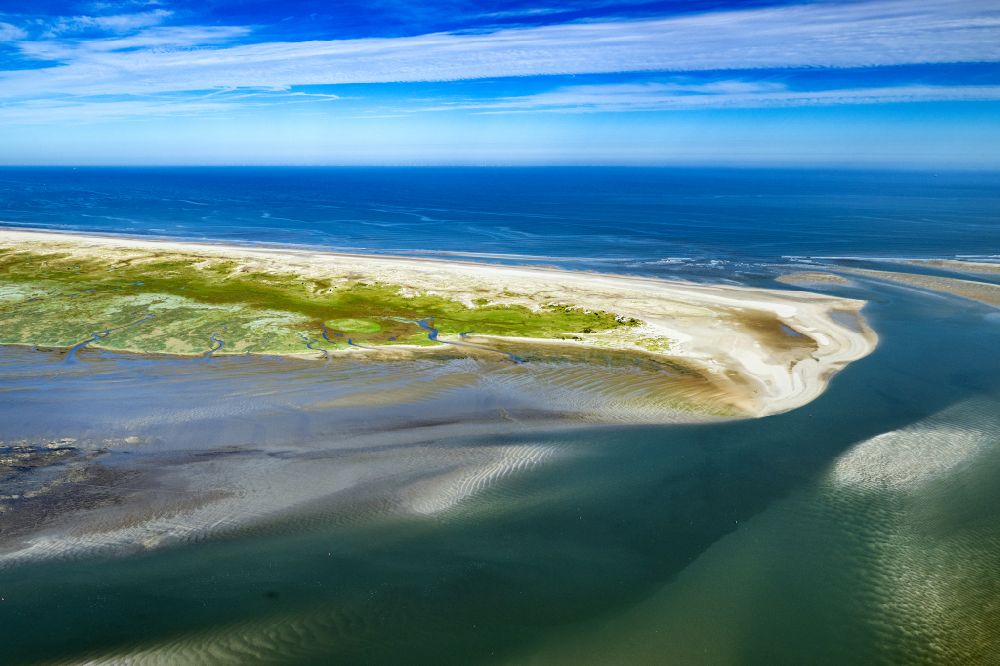 Aerial photograph Norderney - Coastal landscape on the sandy beach Ostende with the wreck of the former Schillsauger Capella and the Ost Beacon in Norderney in the state of Lower Saxony, Germany