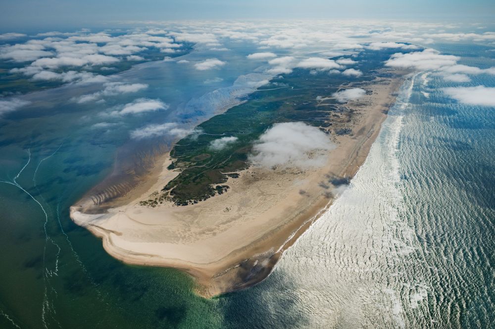 Aerial photograph Norderney - Coastal landscape on the sandy beach Ostende with the wreck of the former Schillsauger Capella and the Ost Beacon in Norderney in the state of Lower Saxony, Germany