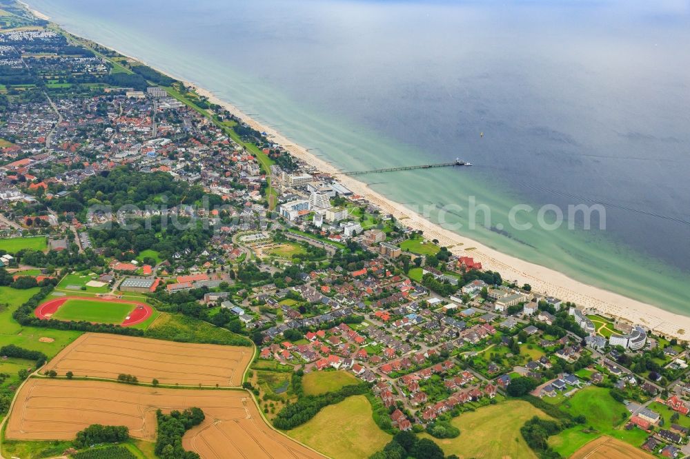 Grömitz from the bird's eye view: Coastline on the sandy beach of Baltic Sea in Groemitz in the state Schleswig-Holstein, Germany
