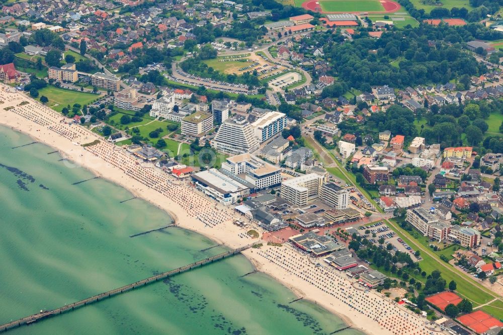 Aerial photograph Grömitz - Coastline on the sandy beach of Baltic Sea in Groemitz in the state Schleswig-Holstein, Germany