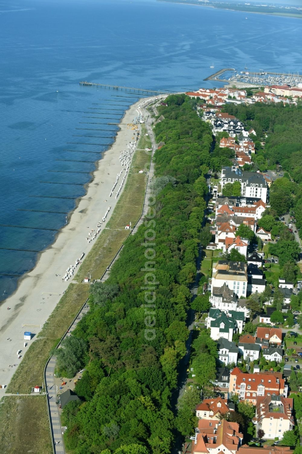 Aerial photograph Kühlungsborn - Coastline on the sandy beach of Baltic Sea in Kuehlungsborn in the state Mecklenburg - Western Pomerania, Germany
