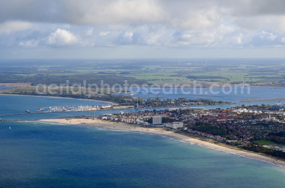 Aerial image Rostock - Coastline on the sandy beach of Baltic Sea in the district Warnemuende in Rostock in the state Mecklenburg - Western Pomerania, Germany