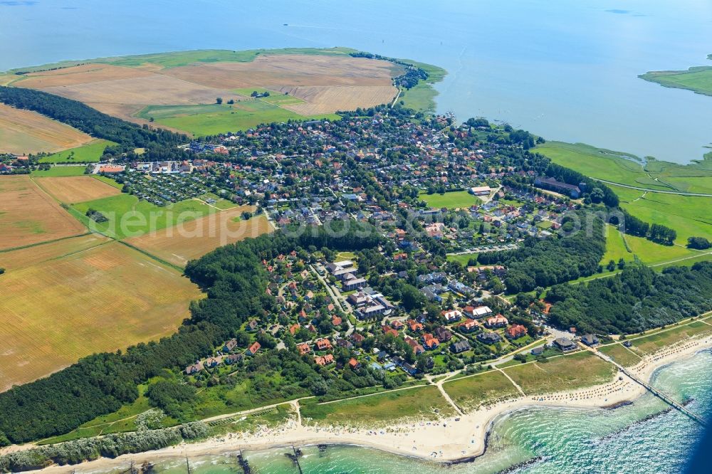 Wustrow from the bird's eye view: Coastline on the sandy beach of Baltic Sea in Wustrow in the state Mecklenburg - Western Pomerania, Germany