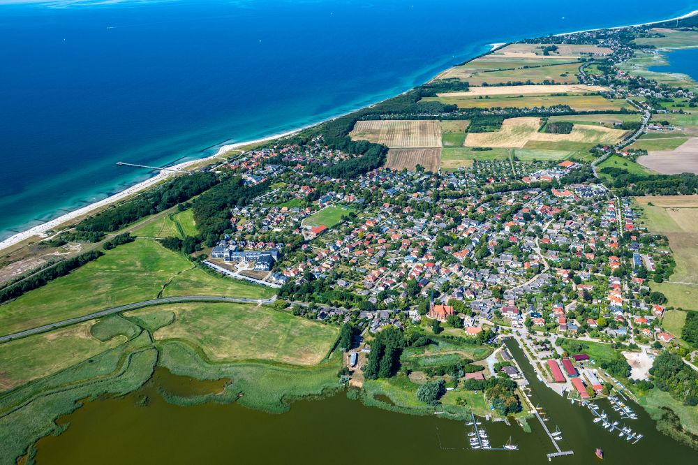 Aerial photograph Ostseebad Wustrow - Coastline on the sandy beach of Baltic Sea in Wustrow in the state Mecklenburg - Western Pomerania, Germany