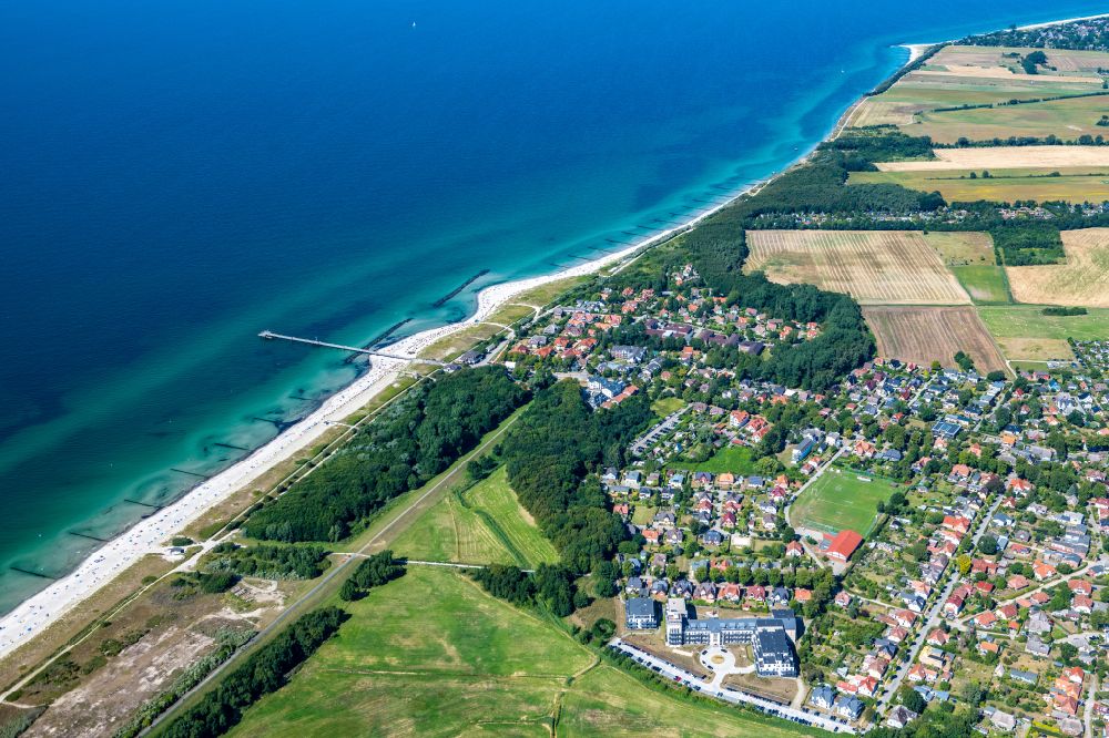 Ostseebad Wustrow from above - Coastline on the sandy beach of Baltic Sea in Wustrow in the state Mecklenburg - Western Pomerania, Germany