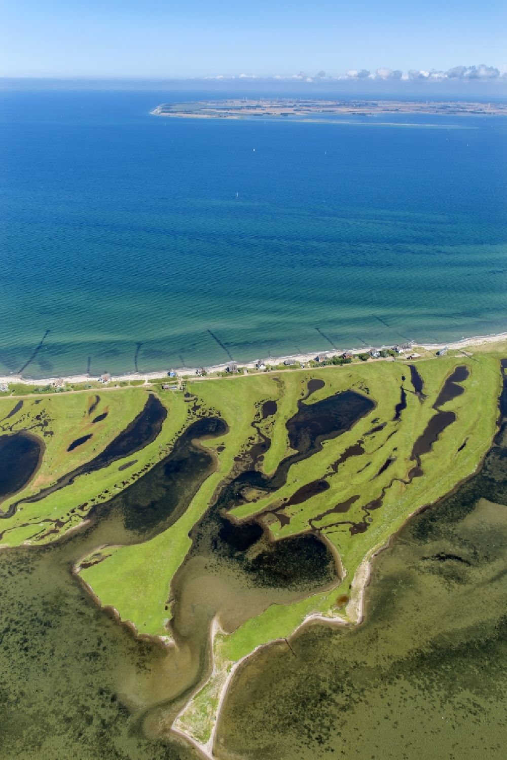 Aerial image Heiligenhafen - Coastal area of the peninsula Graswarder-Heilgenhafen with a few single- family houses at the beach in Grossenbrode in the state Schleswig-Holstein