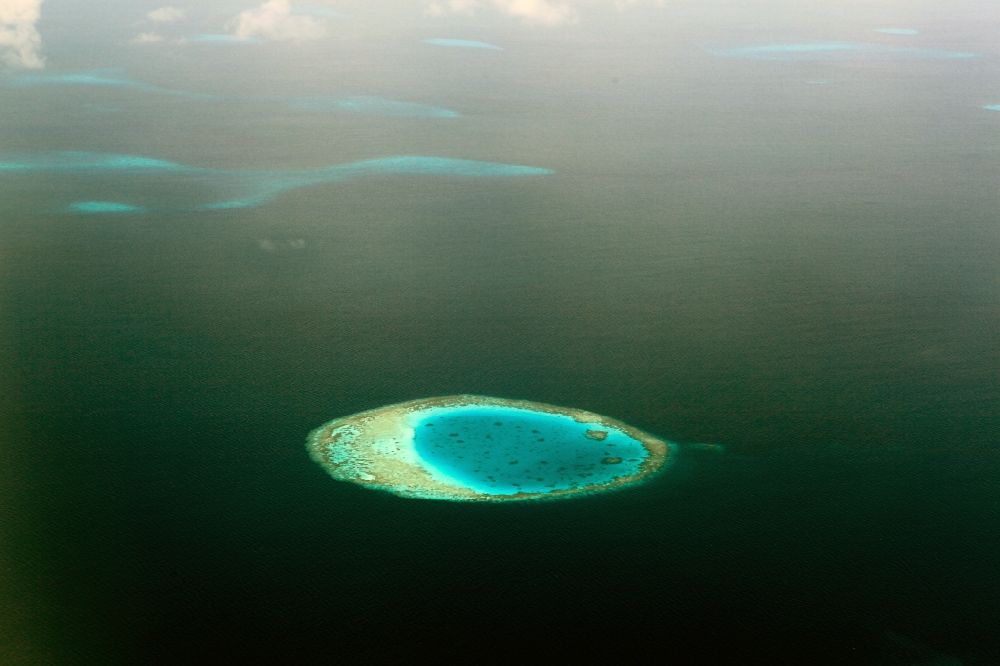 Aerial image Dharanboodhoo - Coastal Indian Ocean - island in Dhahran Boodhoo in Central Province, Maldives