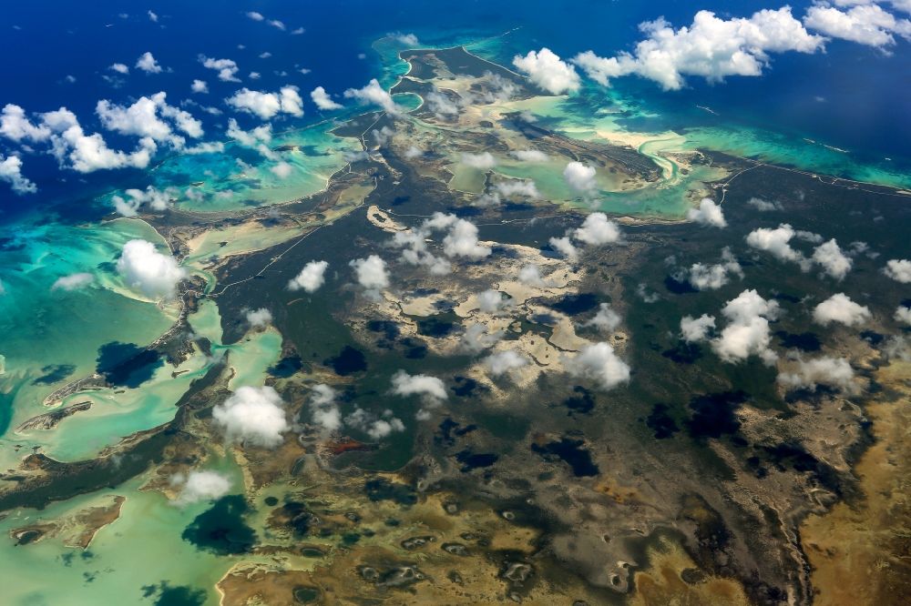 Karibische Inseln from the bird's eye view: Coastal Caribbean Pacific islands on the edge of the North Atlantic Ocean in Ragged Iceland, Bahamas