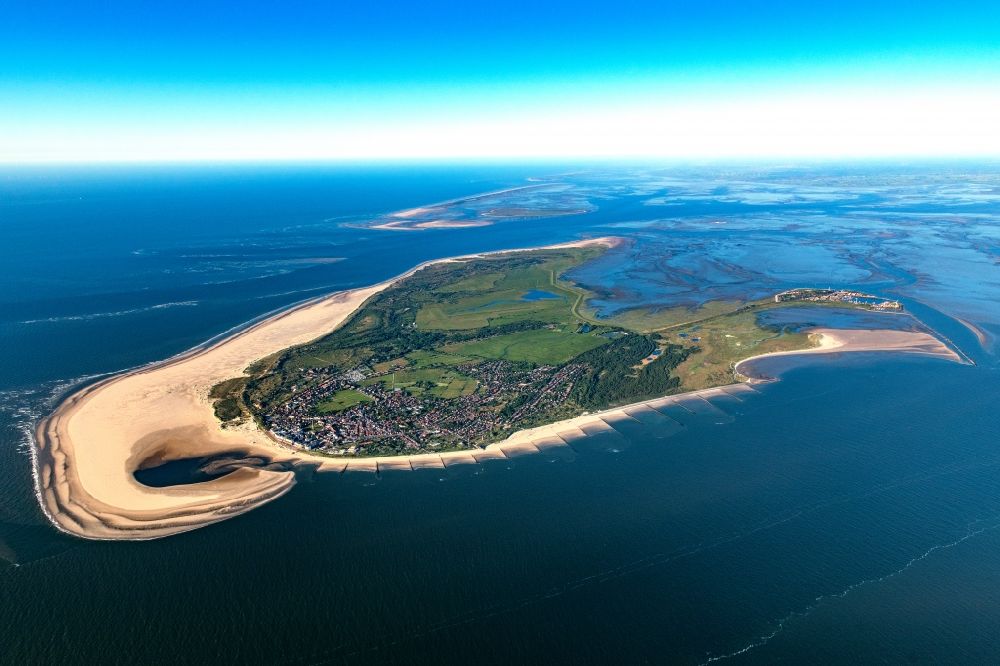 Borkum from the bird's eye view: Coastal area of a??a??the North Sea - Borkum island in East Frisia in the state Lower Saxony, Germany