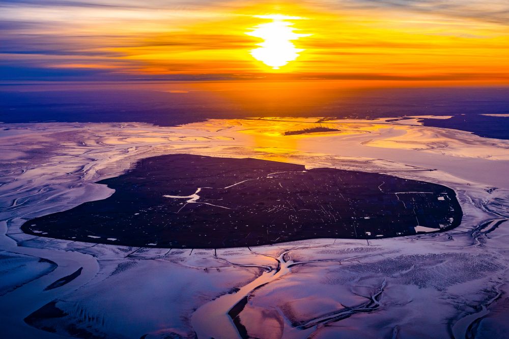Aerial photograph Pellworm - Coastal area of a??a??the North Frisian North Sea island Pellworm in sunrise in the state Schleswig-Holstein, Germany