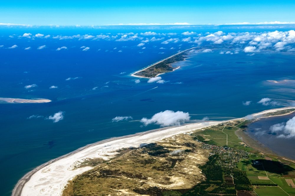 Aerial image Wittdün auf Amrum - Sandy beach of coastal area North Sea - Island in Wittduen auf Amrum in the state Schleswig-Holstein, Germany