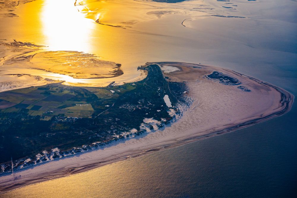 Aerial photograph Wittdün auf Amrum - Sandy beach - landscape of the coastal area of the North Sea at sunrise - island in Wittduen on Amrum in the state Schleswig-Holstein, Germany
