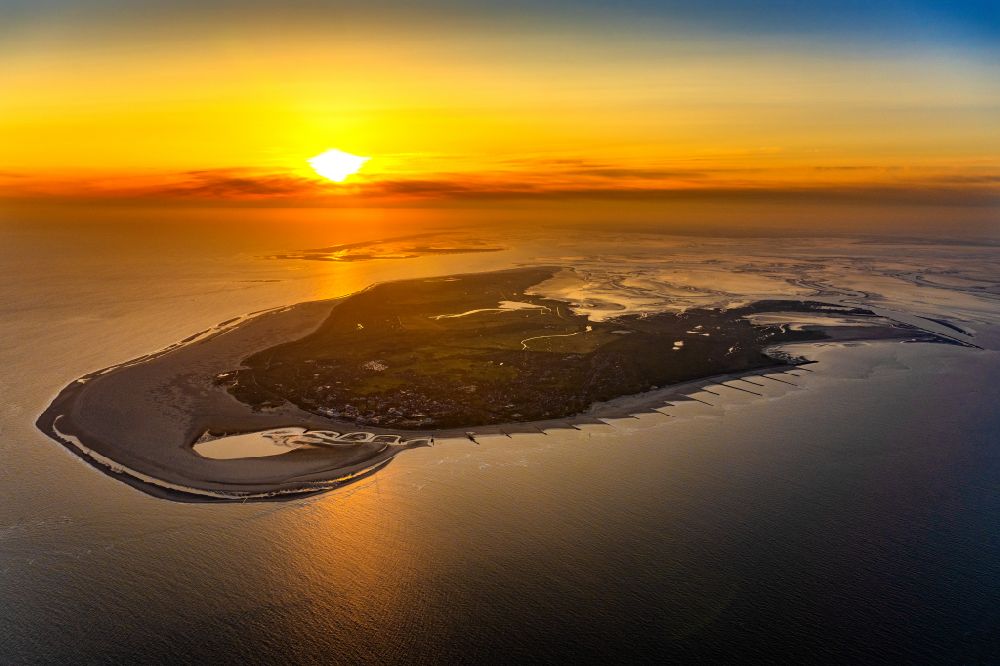 Borkum from the bird's eye view: Coastal area the North Sea island - Island in Borkum in the state Lower Saxony, Germany