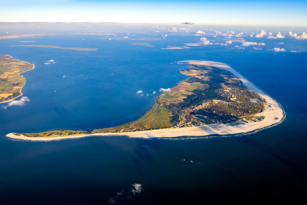 Norddorf from the bird's eye view: Coastal area of Baltic Sea - Island in Norddorf at the island Amrum in the state Schleswig-Holstein, Germany