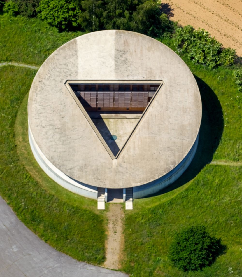 Aerial image Hombroich, Neuss - Art Installation and building form a triangle in the cultural area on the former missile base in Hombroich, Neuss in North Rhine-Westphalia. In a project of the art collector Karl-Heinrich Mueller of the Langen Foundation building and open-air installations created according to the architect and artist Raimund Abraham
