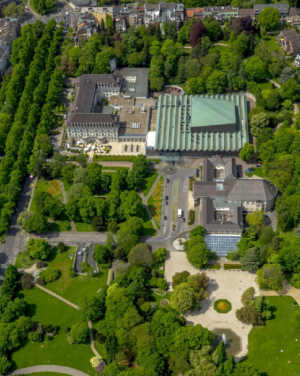 Aerial photograph Aachen - Spa park and historical buildings in the Northeast of the city centre of Aachen in the state of North Rhine-Westphalia. Aachen is a spa town, diocesan town and the western-most major city of Germany. The park includes the Aachen Casino in the New Spa Building, the Hotel Pullman Aachen Quellenhof and the conference and event location Eurogress Aachen with its distinct green roof