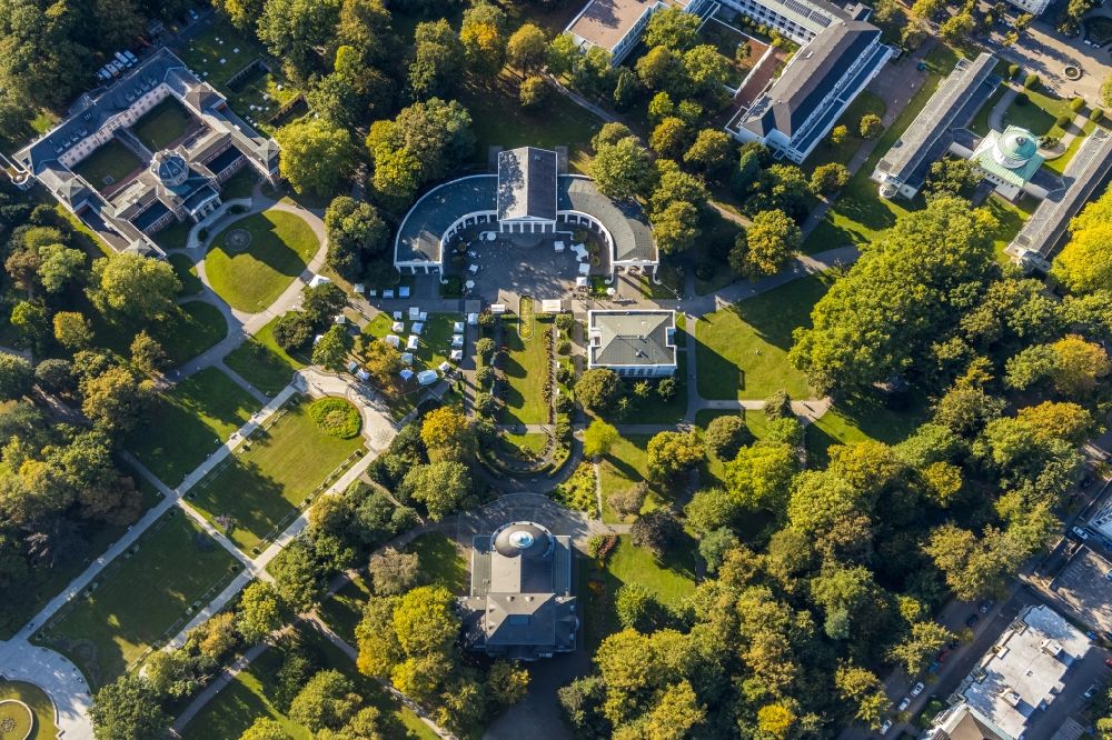 Aerial image Bad Oeynhausen - Building of the Spa and Event house and park of the Staatsbad Bad Oeynhausen with theater and clinic buildings in the district Gohfeld in Bad Oeynhausen in the state North Rhine-Westphalia, Germany