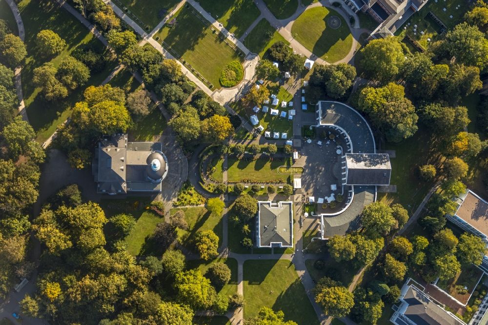 Aerial photograph Bad Oeynhausen - Building of the Spa and Event house and park of the Staatsbad Bad Oeynhausen with theater and clinic buildings in the district Gohfeld in Bad Oeynhausen in the state North Rhine-Westphalia, Germany