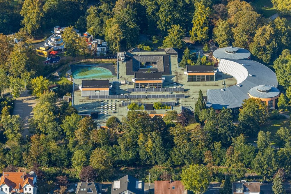 Aerial photograph Bad Oeynhausen - Building of the Spa and Event house and park of the Staatsbad Bad Oeynhausen with theater and clinic buildings in the district Gohfeld in Bad Oeynhausen in the state North Rhine-Westphalia, Germany
