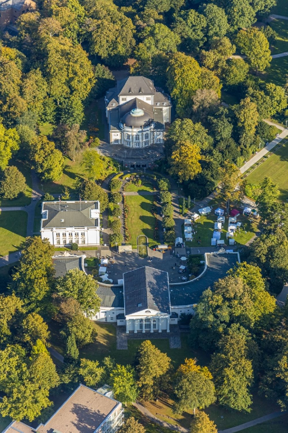 Bad Oeynhausen from the bird's eye view: Building of the Spa and Event house and park of the Staatsbad Bad Oeynhausen with theater and clinic buildings in the district Gohfeld in Bad Oeynhausen in the state North Rhine-Westphalia, Germany