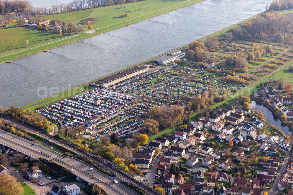 Aerial photograph Wörth am Rhein - Bearing surface for Daimler-Trucks in the industrial area on street Im Holzhof in the district Maximiliansau in Woerth am Rhein in the state Rhineland-Palatinate, Germany