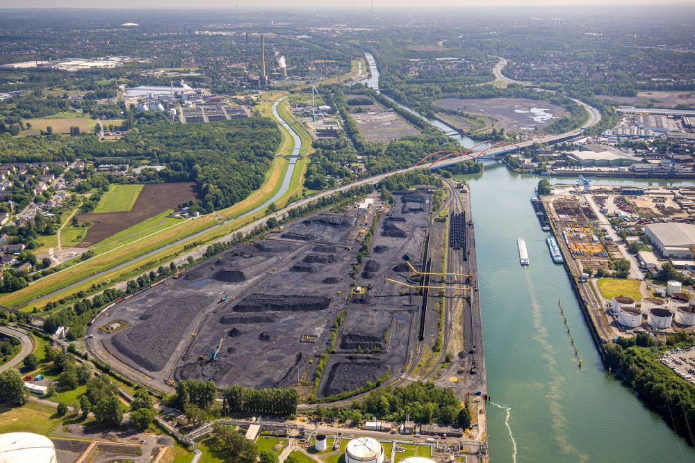 Aerial photograph Bottrop - Storage area for coal in Bottrop at Ruhrgebiet in the state North Rhine-Westphalia, Germany