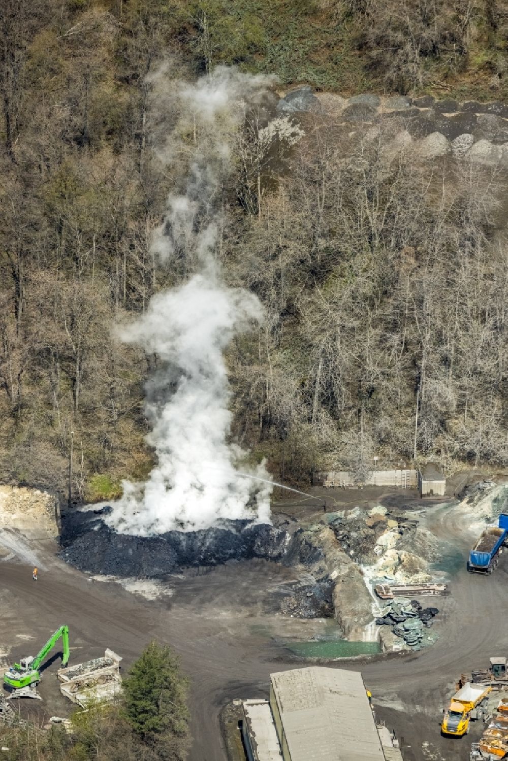 Aerial photograph Siegen - Storage area with rising steam clouds due to water cooling for coal in the district Niedersetzen in Siegen at Siegerland in the state North Rhine-Westphalia, Germany
