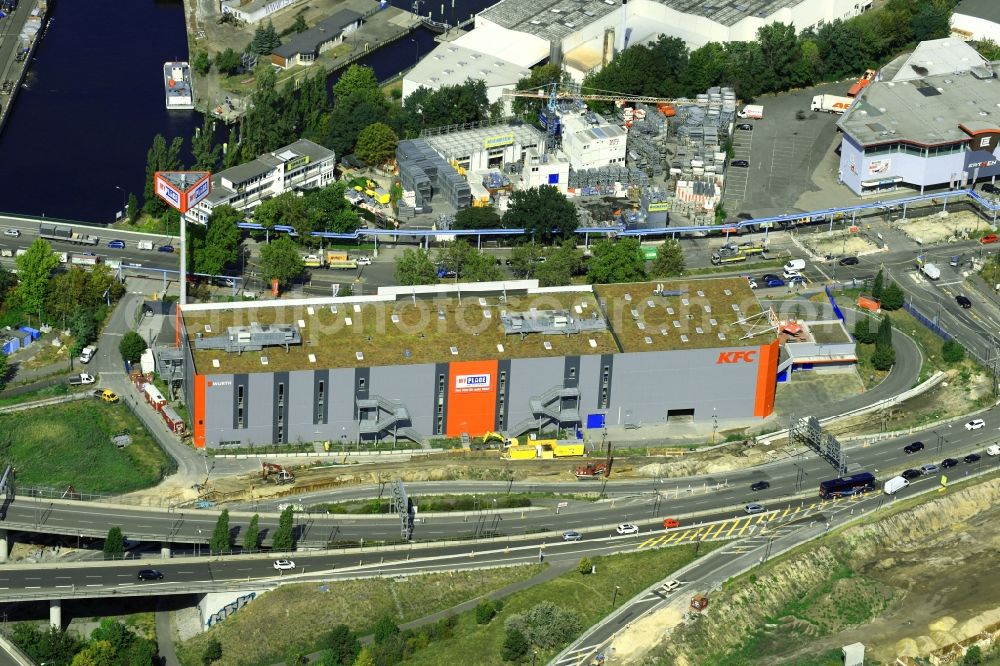 Berlin from the bird's eye view: Construction site for the new construction of a self-storage warehouse Grenzallee - Bergiusstrasse in the district Neukoelln in Berlin, Germany