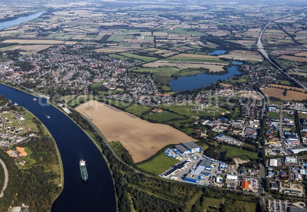 Aerial photograph Osterrönfeld - Warehouses and forwarding building am Nord-Ostsee-Kanal in the district Stampfmuehle in Osterroenfeld in the state Schleswig-Holstein
