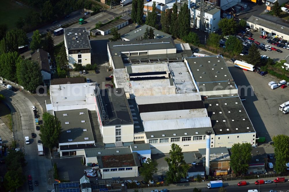Aerial photograph Berlin - Warehouse complex-building in the industrial area on Bergiusstrasse in the district Neukoelln in Berlin, Germany