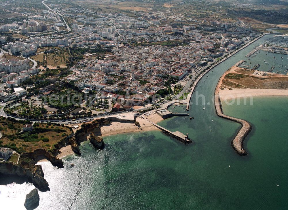 Lagos from the bird's eye view: Blick auf Lagos und den Hafen an der Algarve in Portugal. Lagos ist eine Hafenstadt und liegt etwa 30 km östlich von Cabo de Sao Vicente, dem südwestlichsten Punkt Europas nahe Sagres. Lagos gehört dem Distrikt Faro an und ist Verwaltungssitz eines gleichnamigen Kreises.
