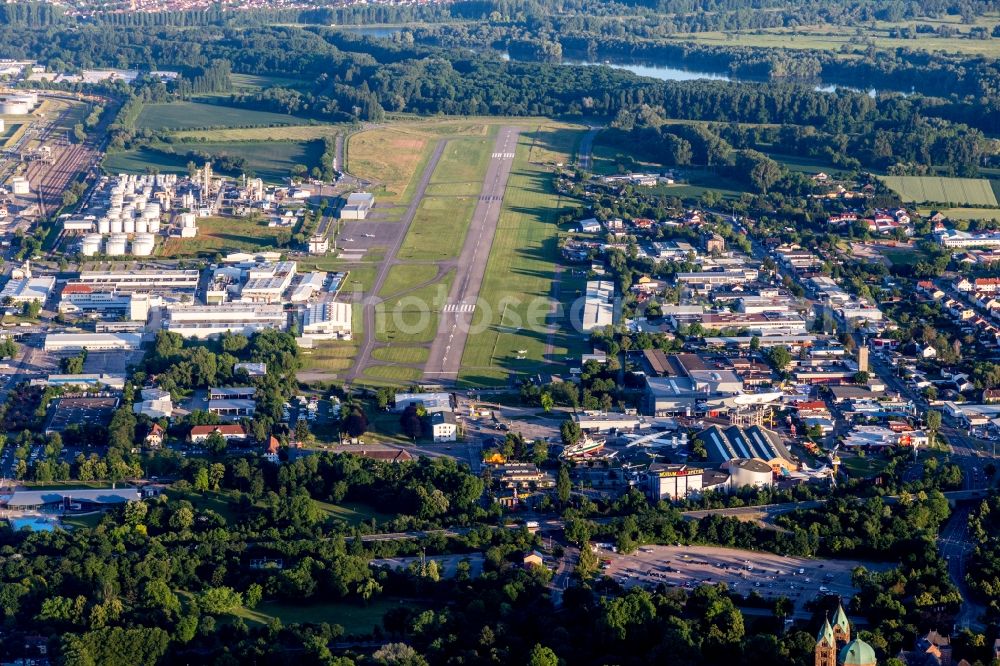 Aerial image Speyer - Runway with tarmac terrain of airfield Flugplatz Speyer Ludwigshafen GmbH in Speyer in the state Rhineland-Palatinate, Germany