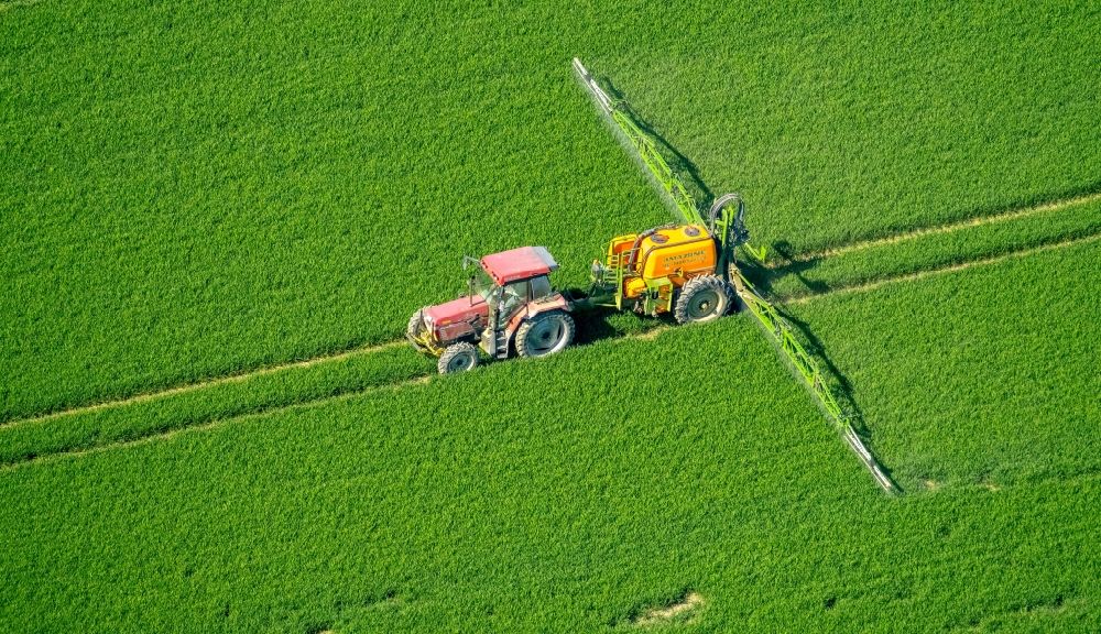 Aerial photograph Anröchte - Farm equipment used for fertilizing fields in Anroechte in the state North Rhine-Westphalia, Germany